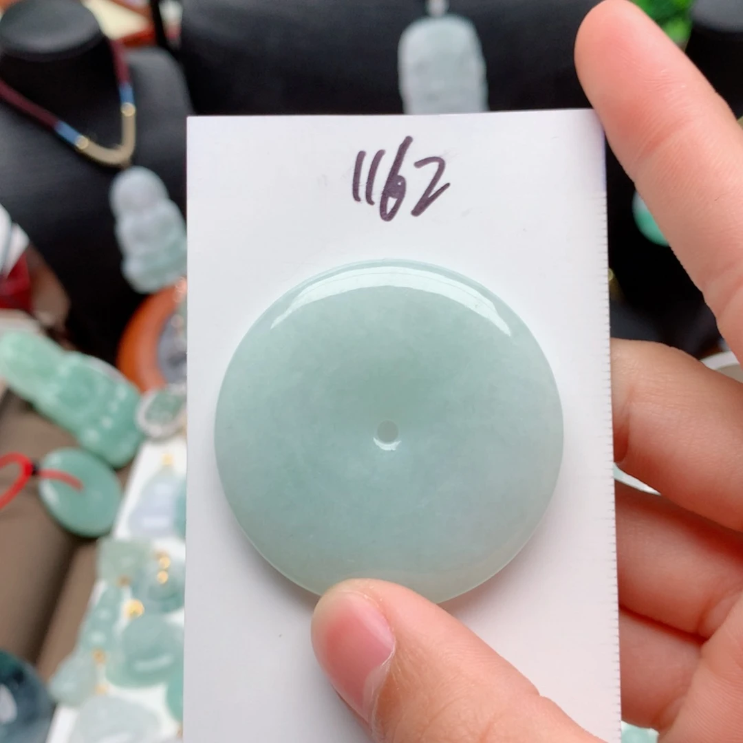 翡翠颈饰未镶嵌忙****。吊坠