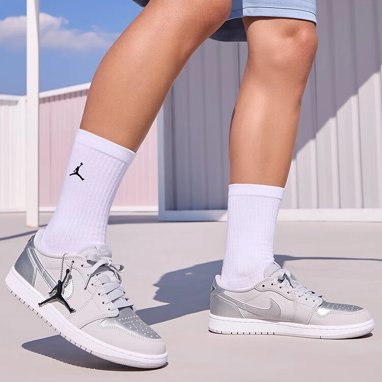耐克NIKE男鞋AIR JORDAN 1篮球鞋运动鞋低帮休闲鞋银灰CZ0790-002