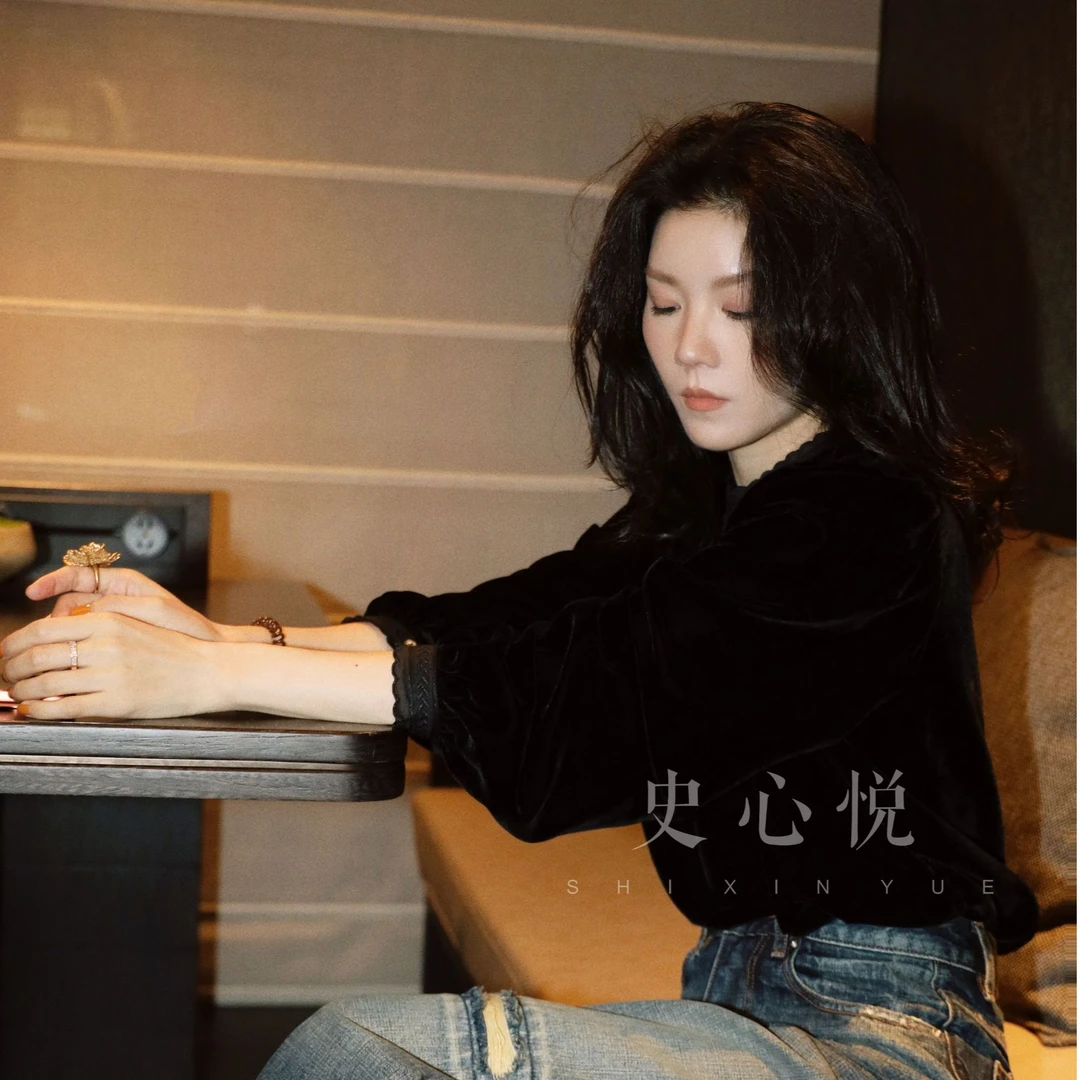 【悦悦专属】设计感领子精致绣花丝绒百搭衬衣Y1203