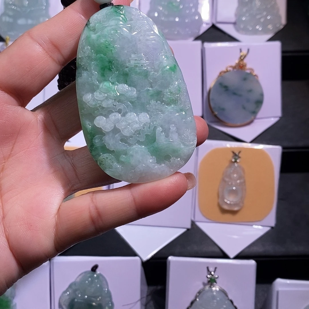 翡翠未镶嵌颈饰山水