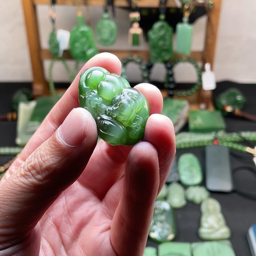 取***地和田玉（碧玉）未镶嵌颈饰