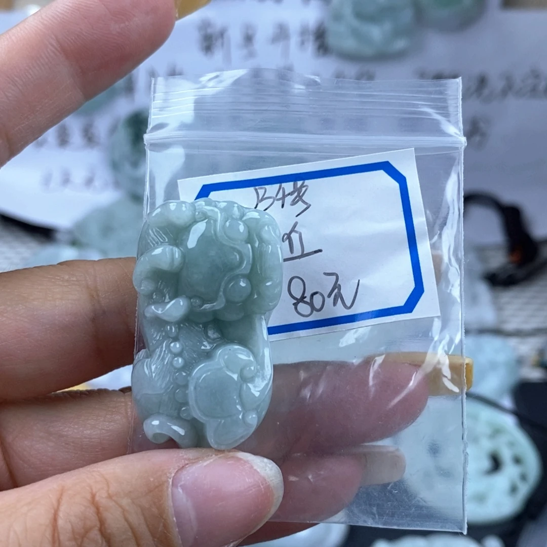 翡翠未镶嵌颈饰貔貅
