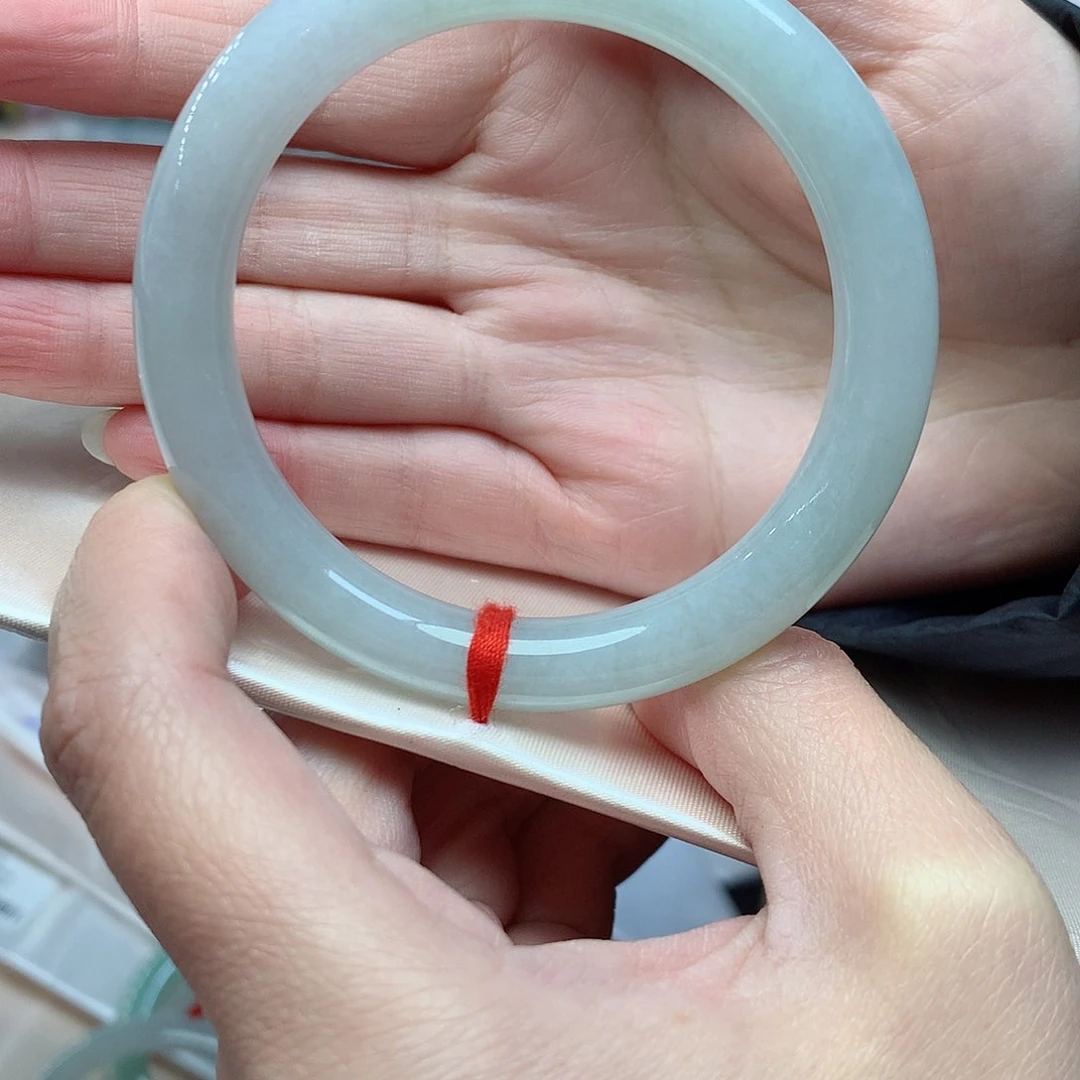 翡翠手镯未镶嵌翡翠