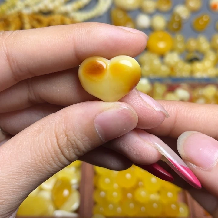 蜜蜡未镶嵌珠宝奇石满蜡白俏色屁桃爱心