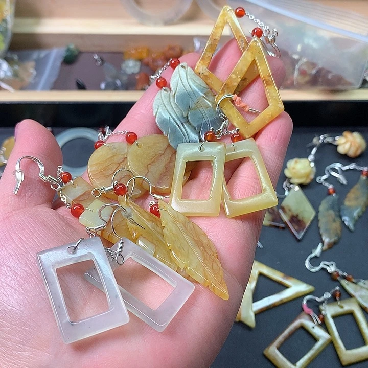 未镶嵌蛇纹石玉耳饰