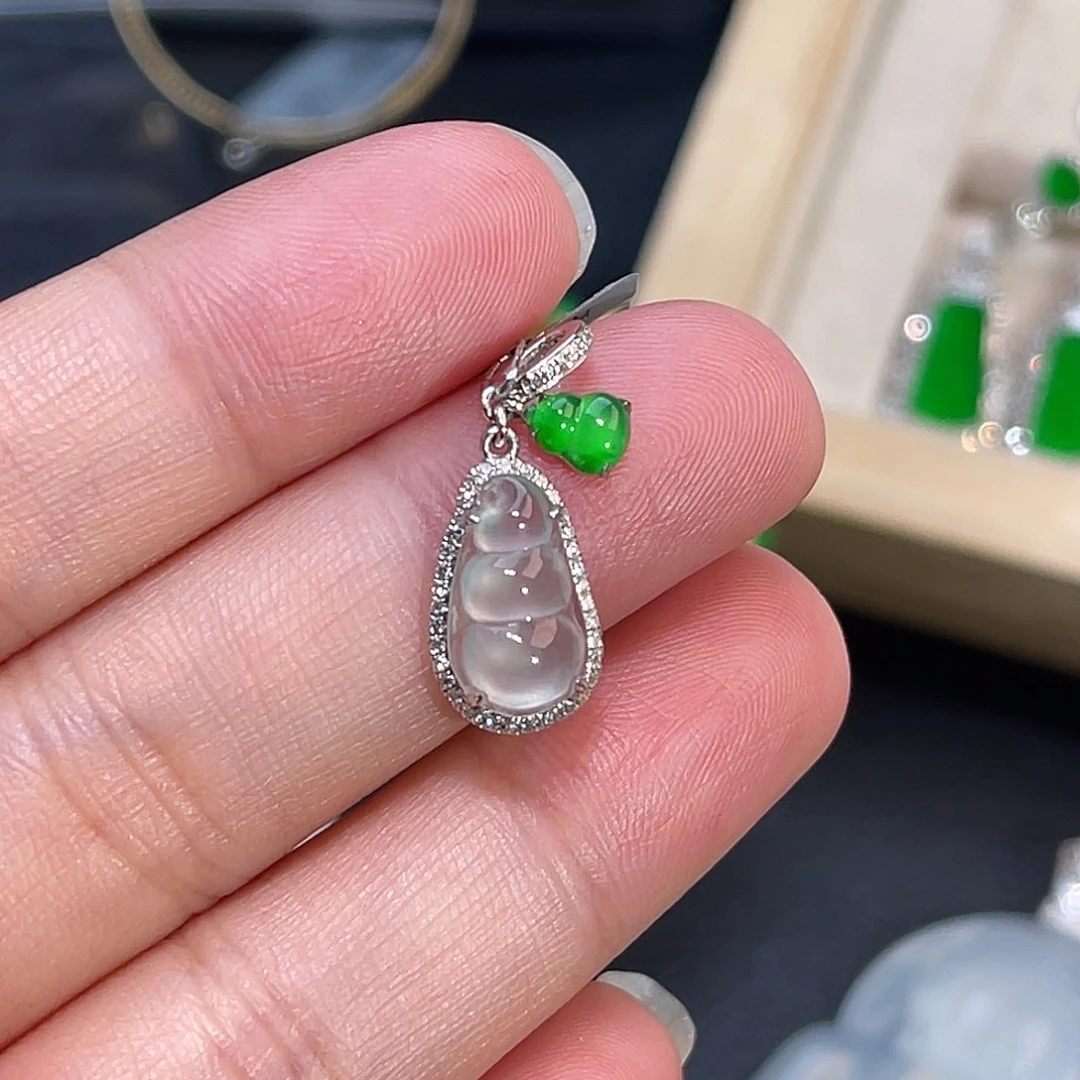 翡翠18K金镶嵌颈饰福豆葫芦