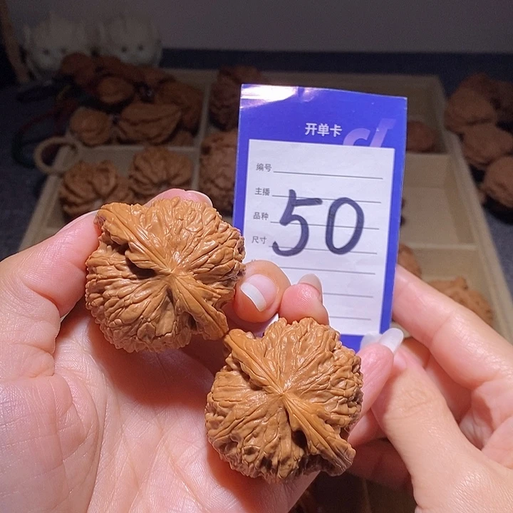 文玩核桃把件白狮子45左右有修