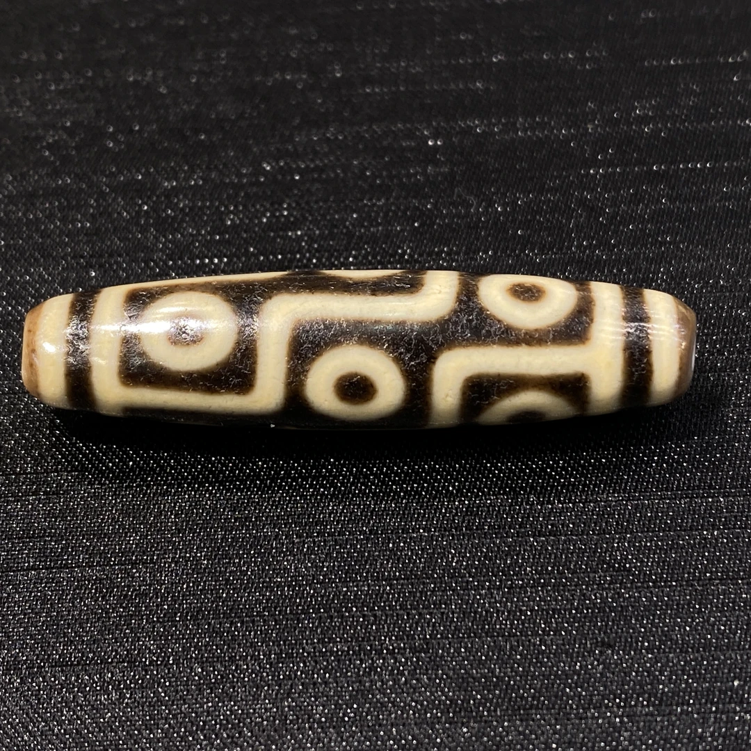 上肯超顶双线折线九眼玛瑙珠，尺寸52.4*12.4*12.2mm