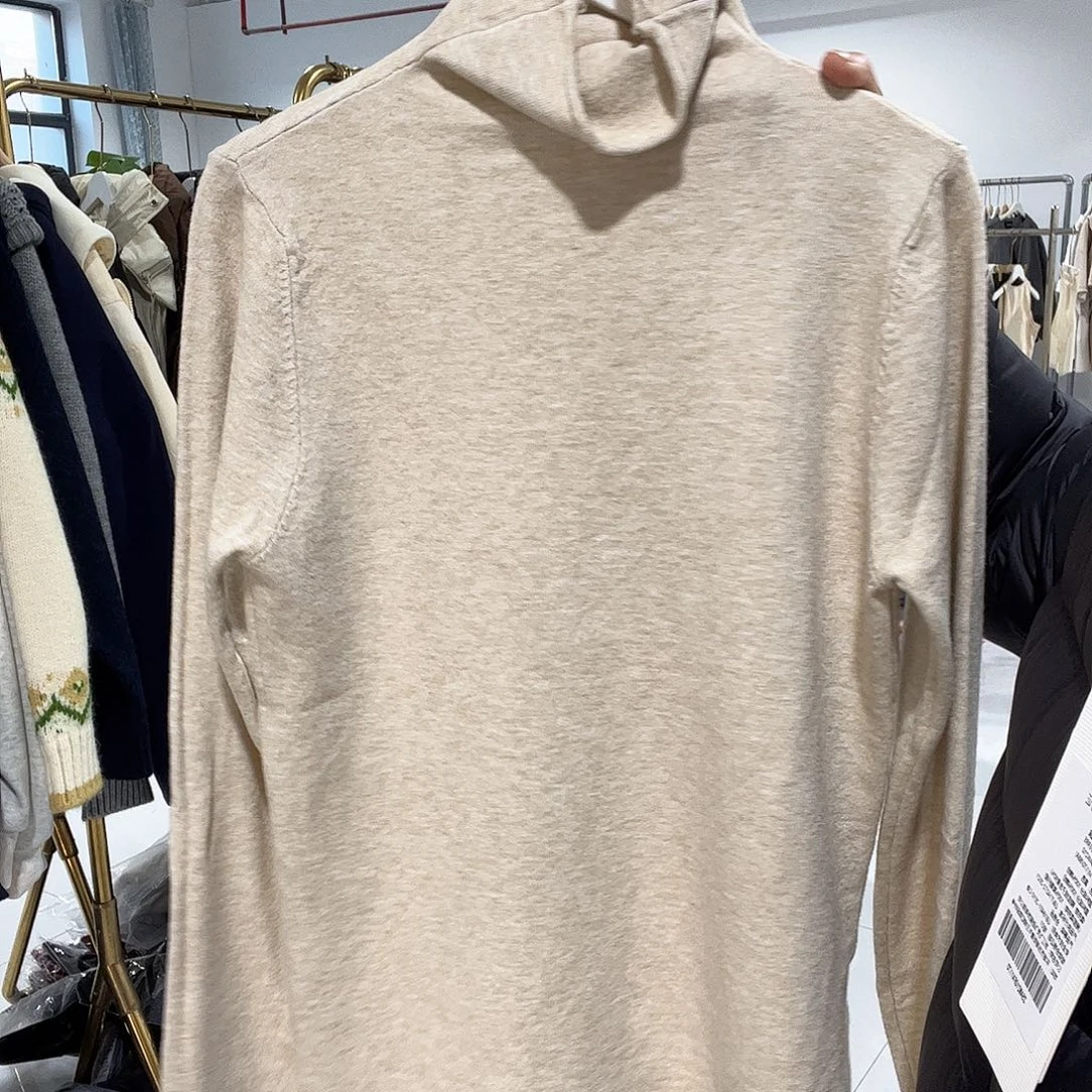 米色半高领打底衫简约