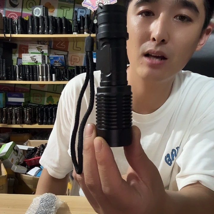 伸缩性小手电带18650电池