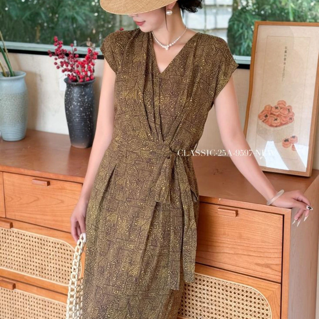 2025夏季法式显瘦气质V领系带收腰短袖连衣裙9597