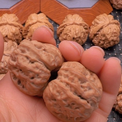 文玩核桃把件上**水边35左右