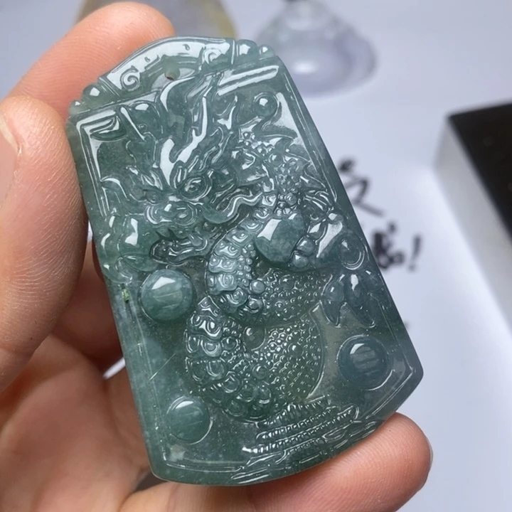 颈饰未镶嵌翡翠大****?翡翠