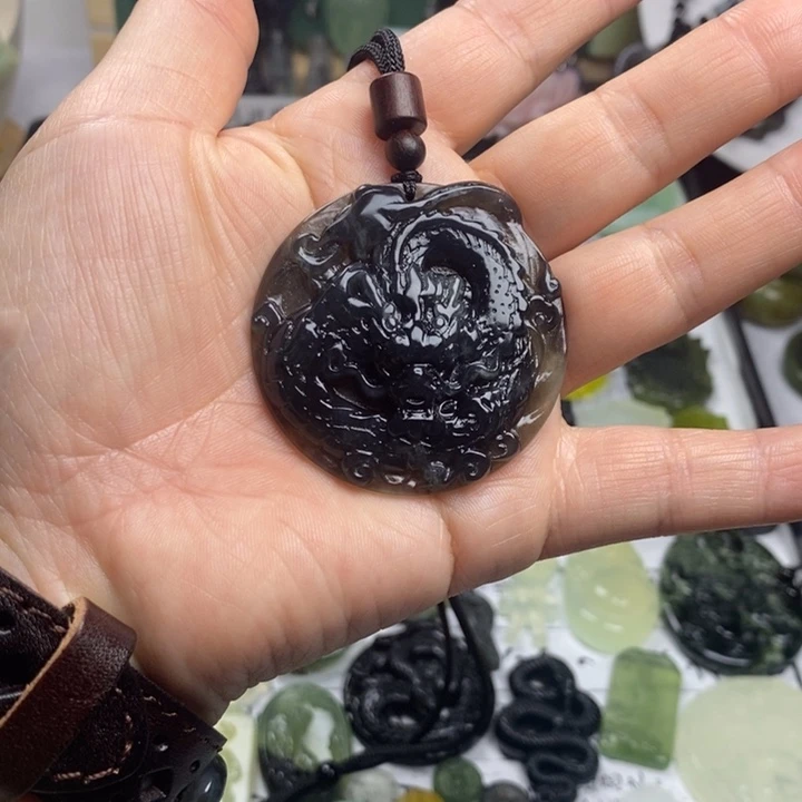 蛇纹石玉颈饰合金