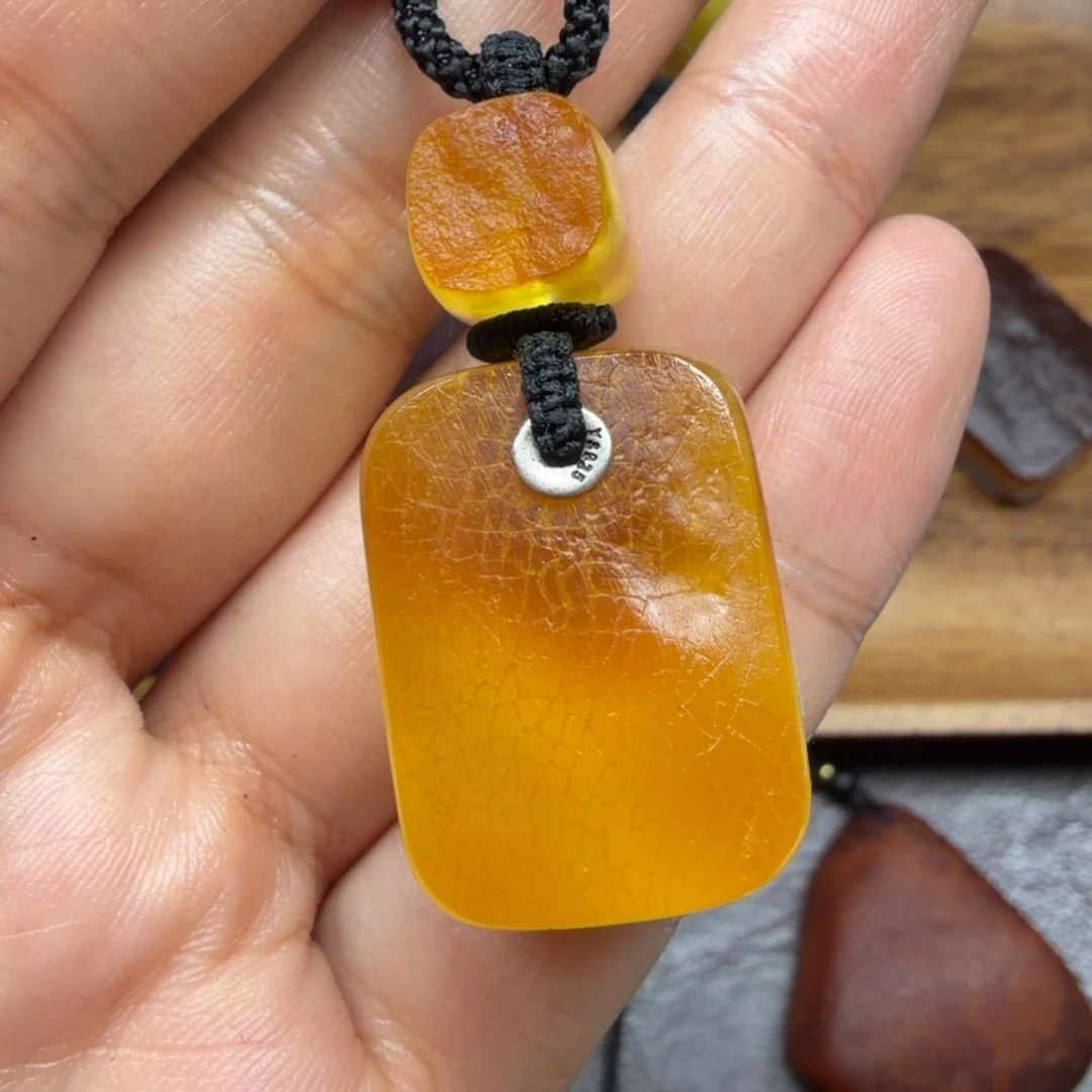 琥珀未镶嵌吊坠(赠链)