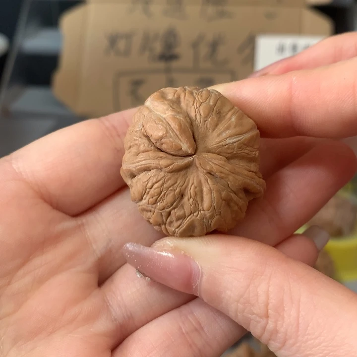 晨***曦文玩核桃吊坠异形单只，有瑕疵