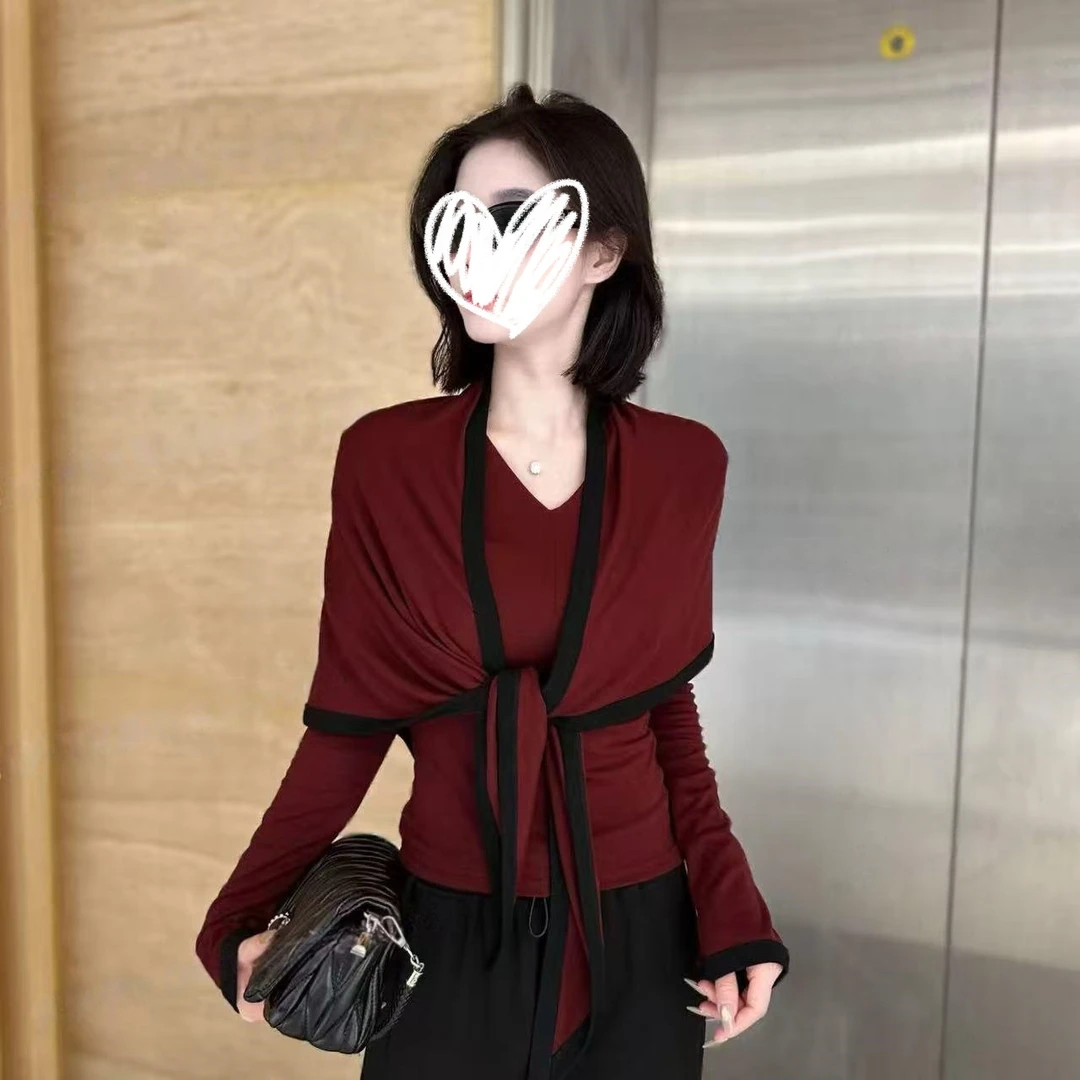 早秋新款酒红色正肩三角形披肩V领长袖修身两件套显瘦T恤女