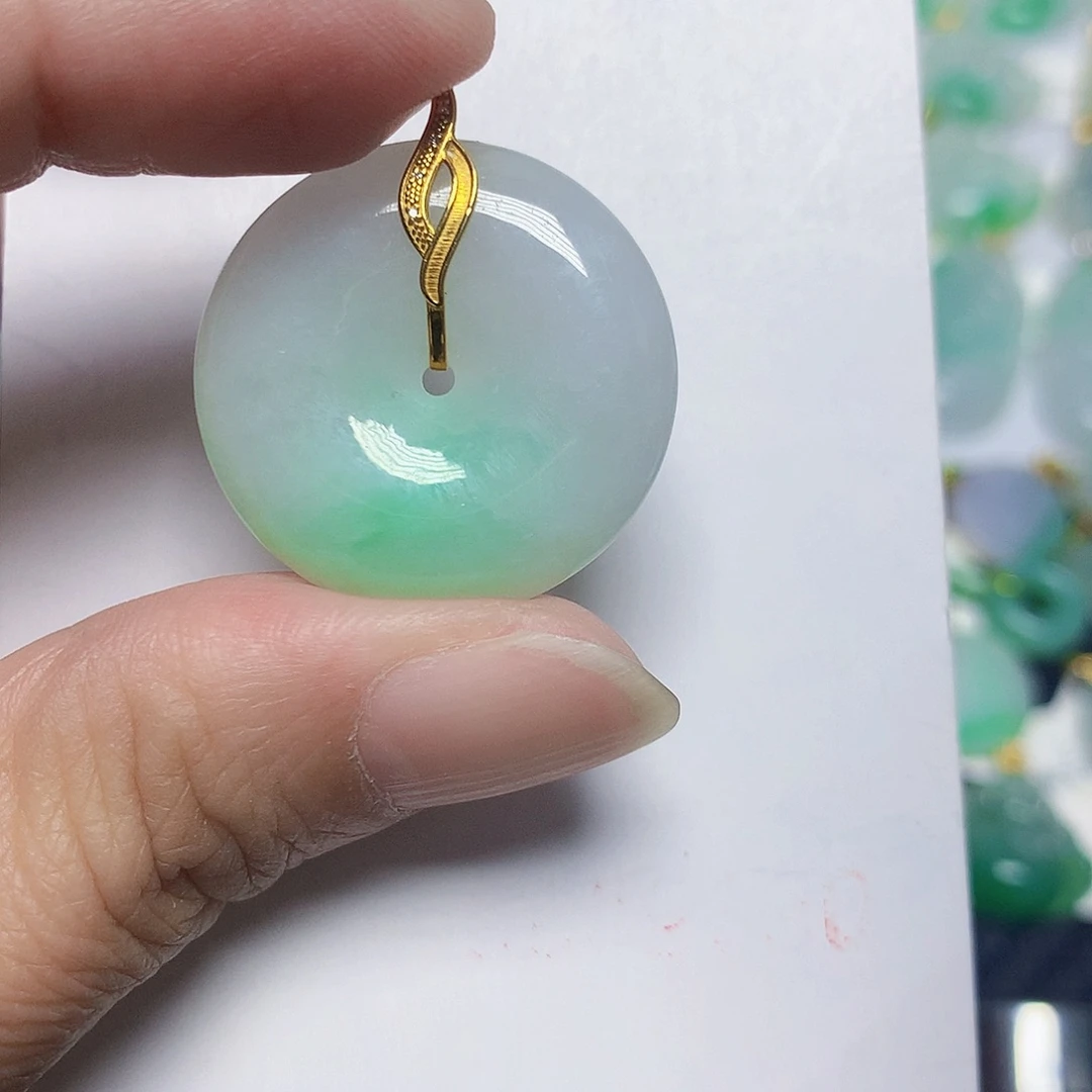 颈饰18K金镶嵌翡翠平安扣