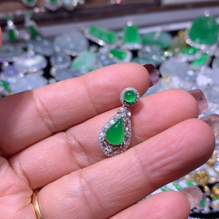 翡翠18K金镶嵌颈饰