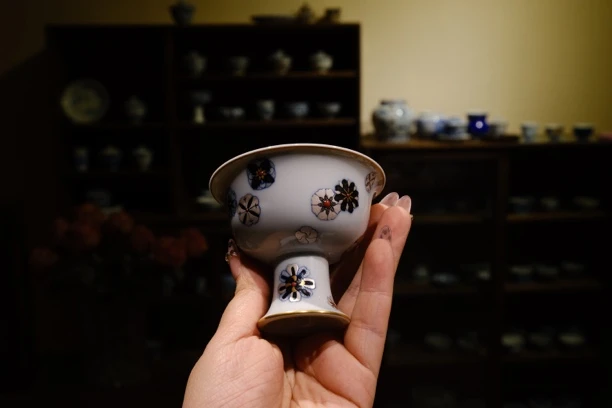 H冉月观隐精品斗彩皮球花高足杯