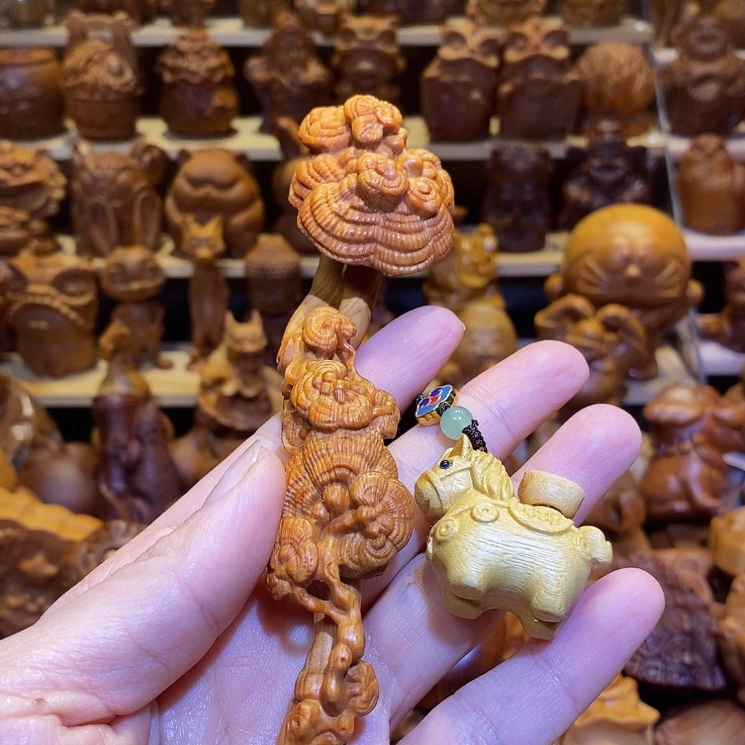 勇***犎木崖柏木雕手把件