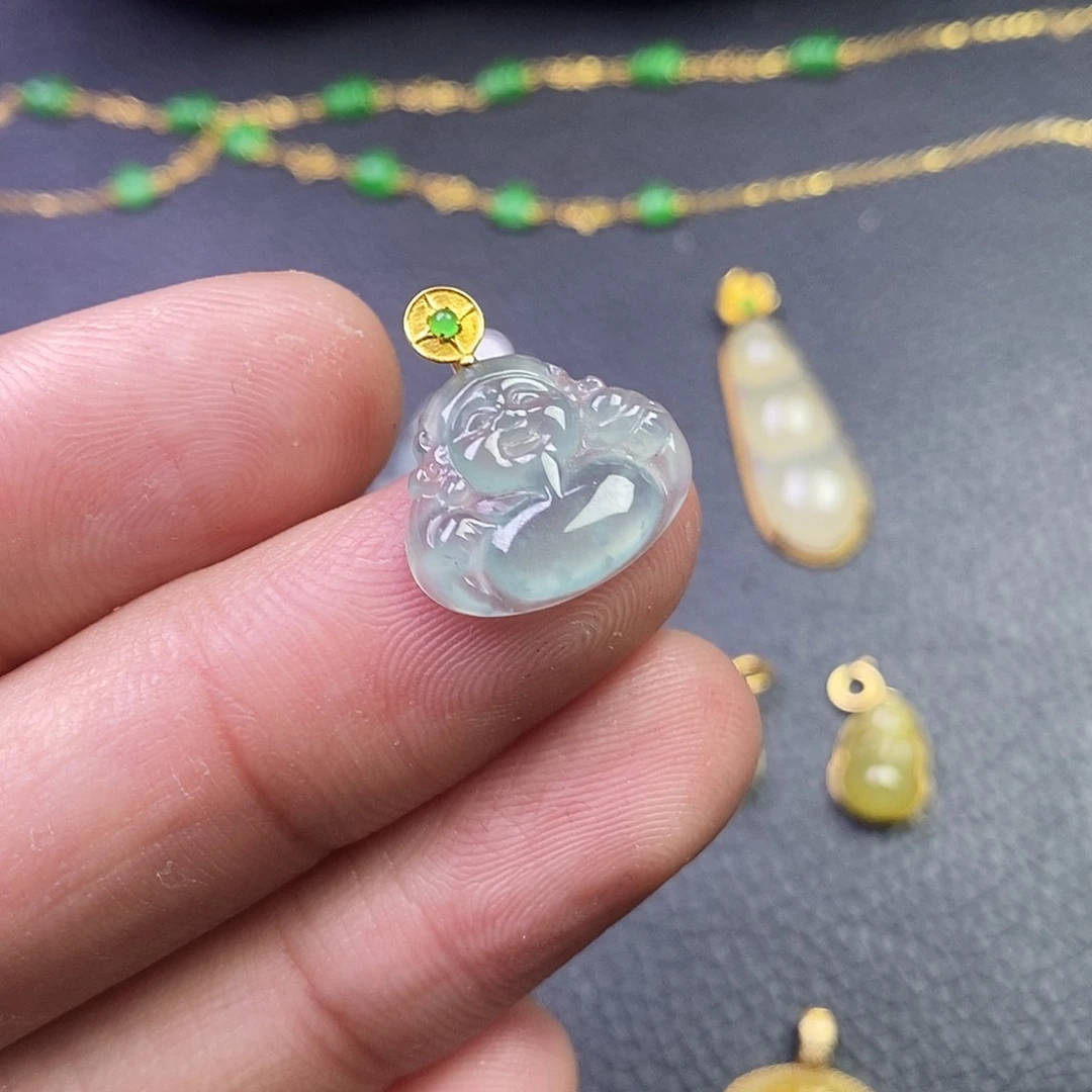 颈饰18K金镶嵌翡翠