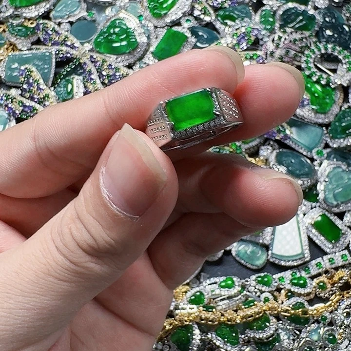 翡翠颈饰未镶嵌天然A货翡翠放漏