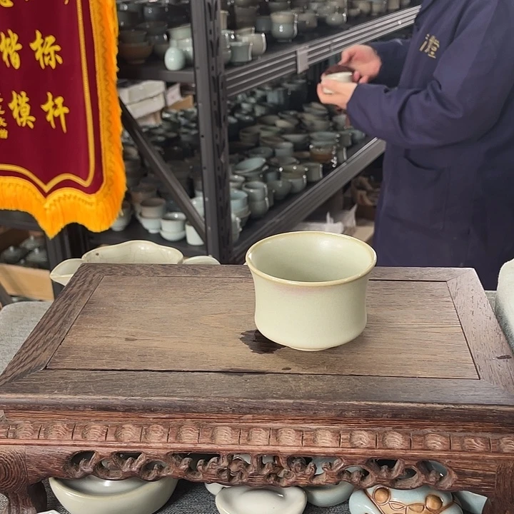 摆件月白手拉厚德杯