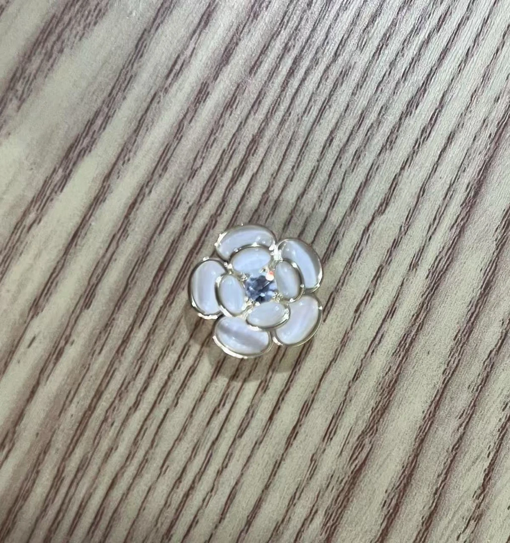 8183白色山茶花磁吸扣