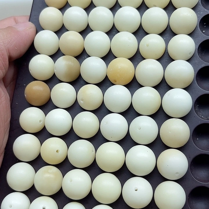 白玉菩提吊坠瑕疵15白玉圆珠30卡灯牌宠30颗