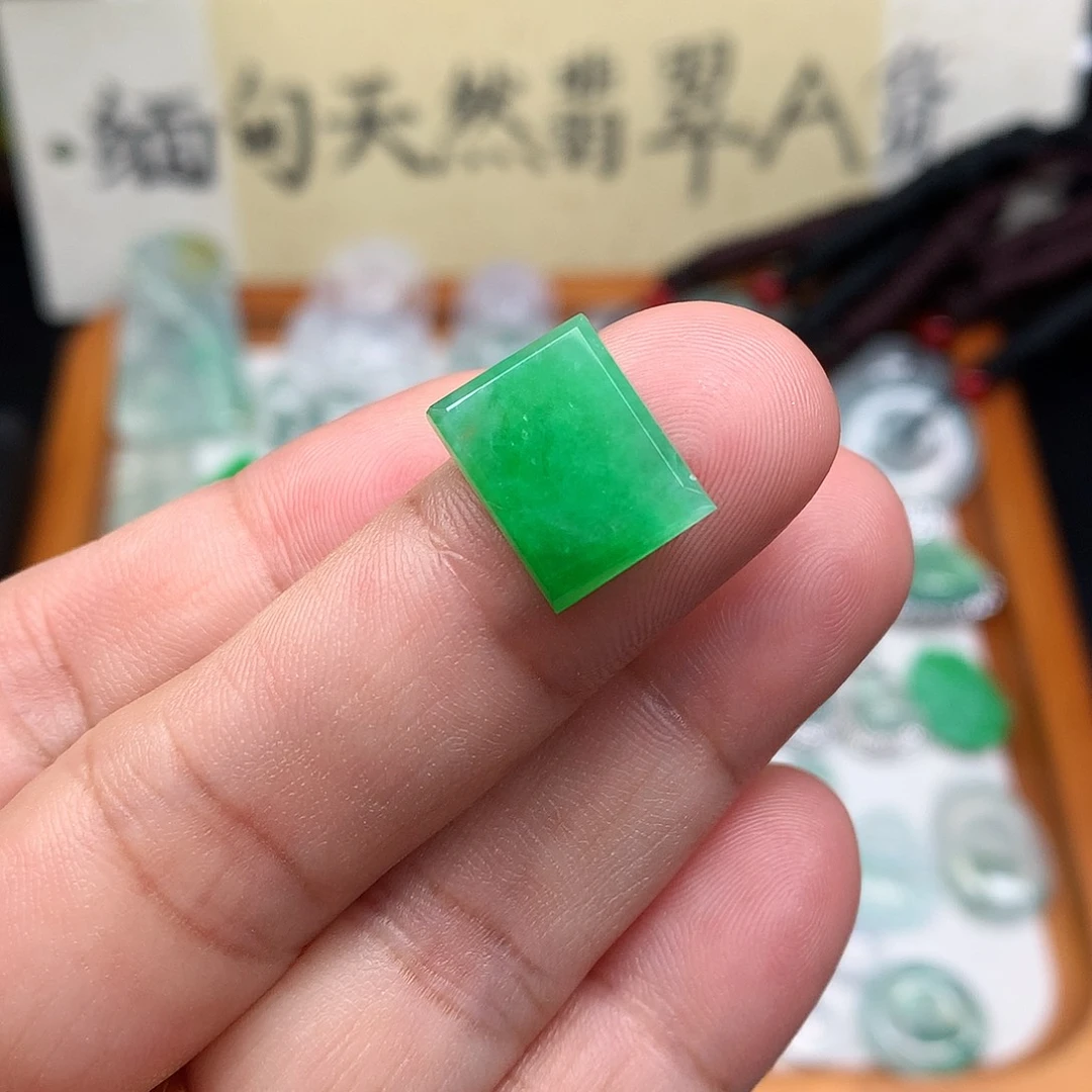 翡翠裸石缅甸天然A货翡翠阳绿马鞍