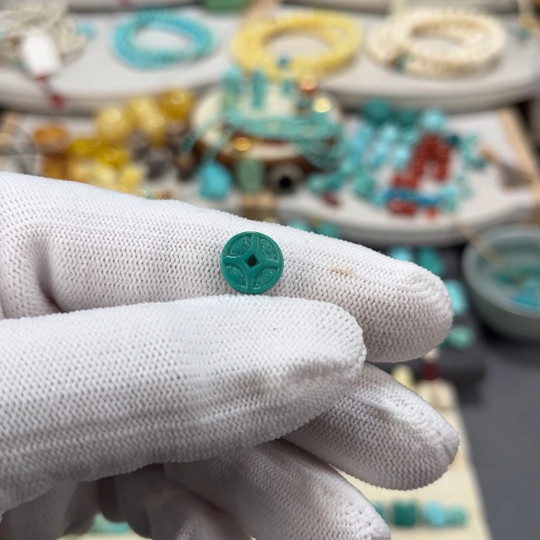 绿松石未镶嵌雕刻件五帝钱