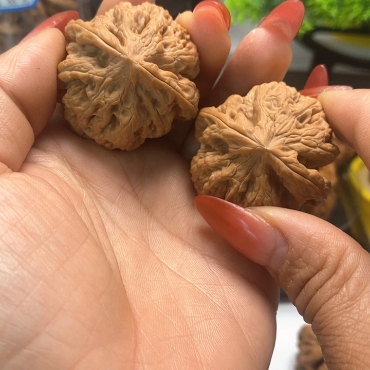 文玩核桃把件粗筋微黄