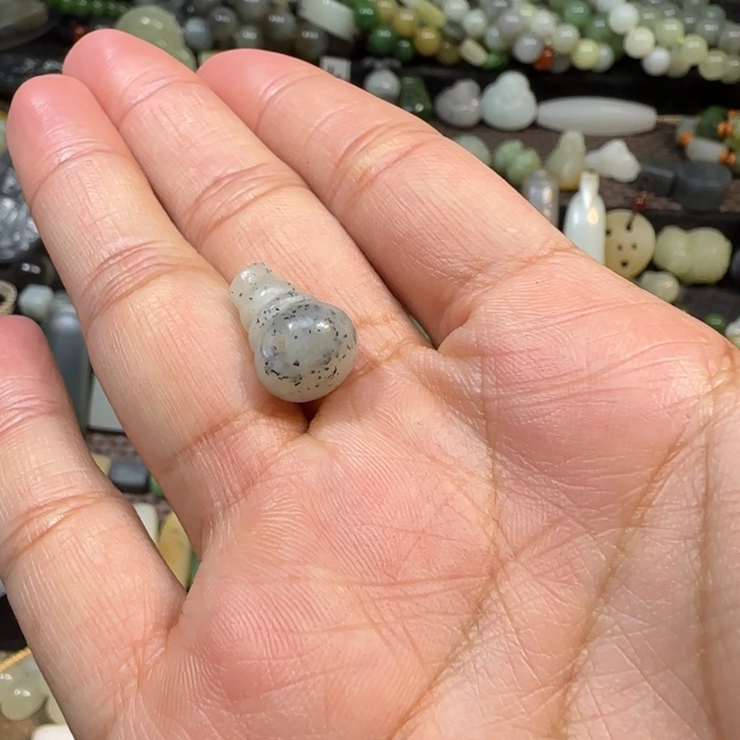 和田玉未镶嵌颈饰青花三通
