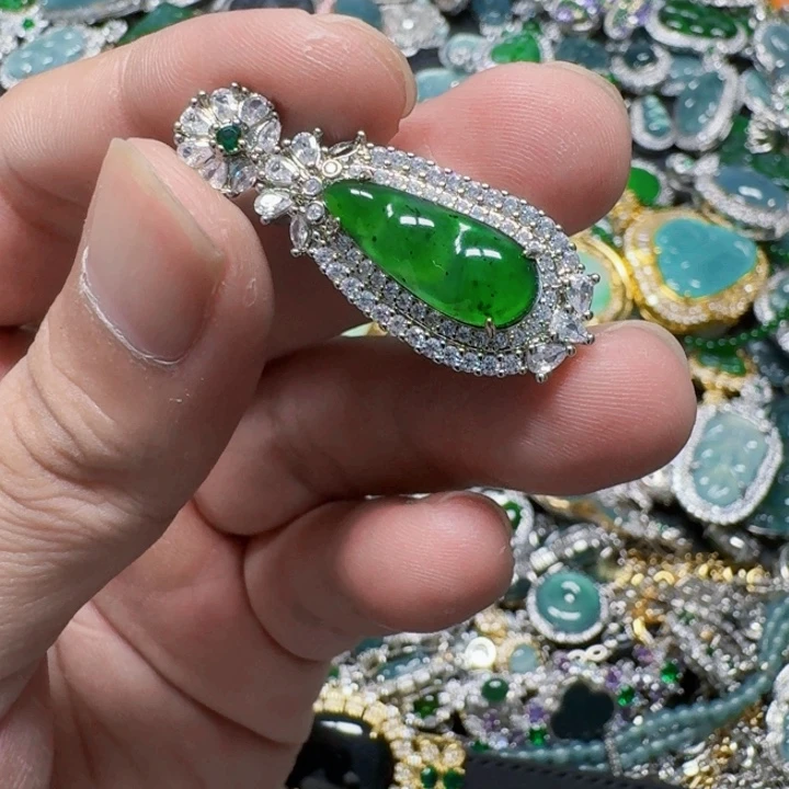 翡翠未镶嵌颈饰天然A货翡翠放漏