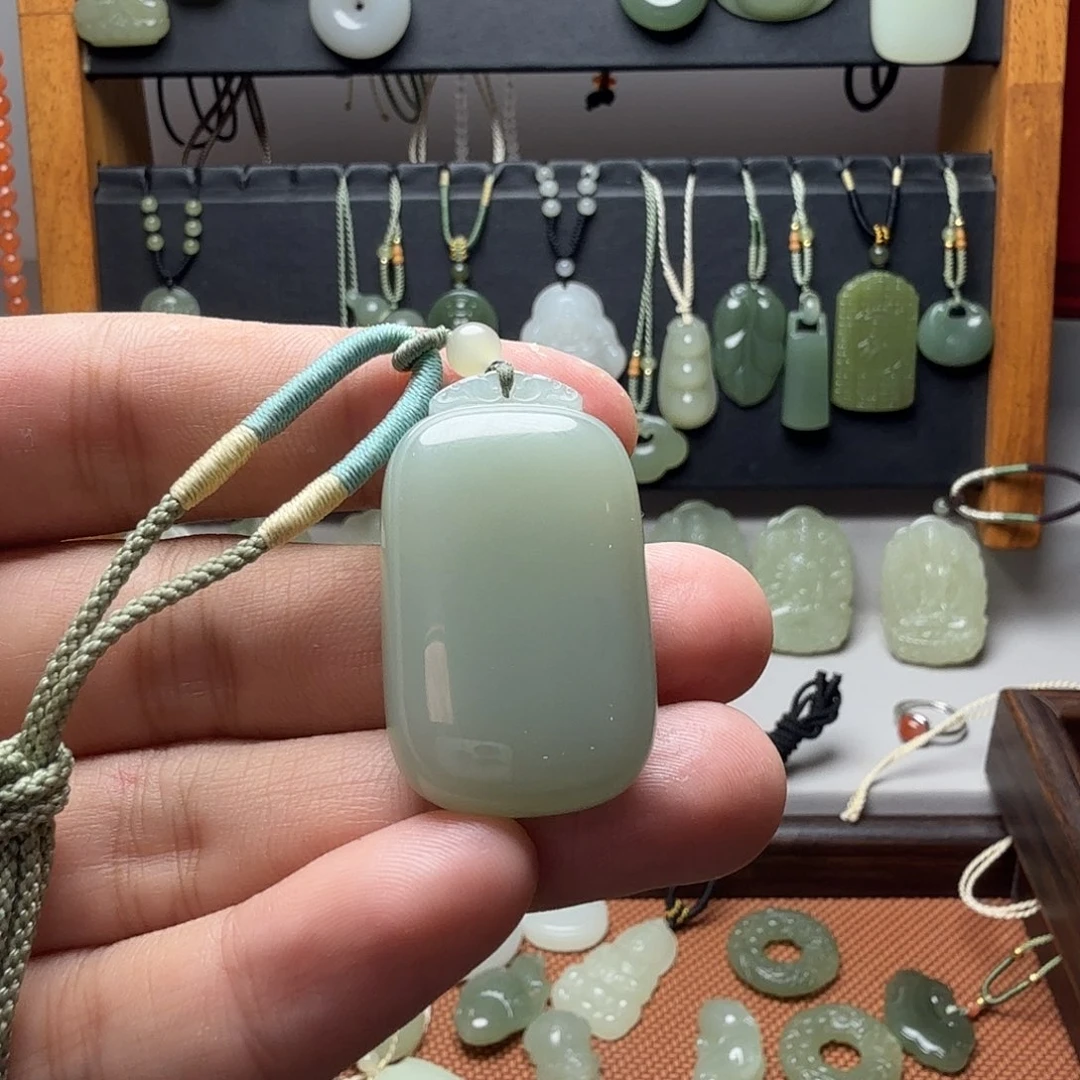 娜****和田玉未镶嵌颈饰