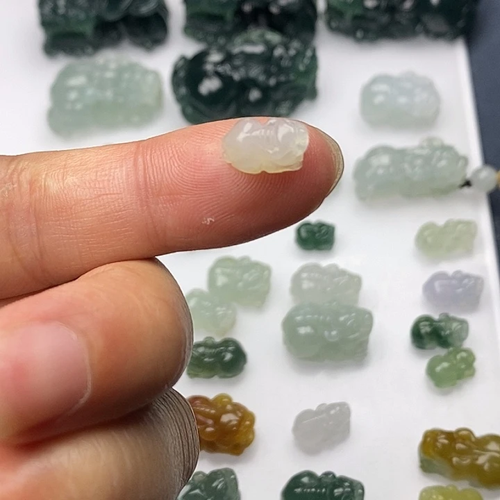 翡翠未镶嵌颈饰小貔貅