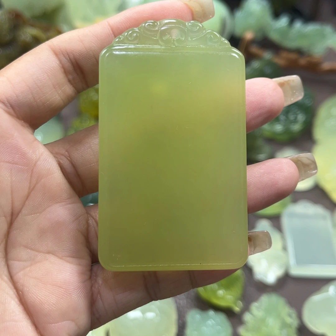 大***闲未镶嵌蛇纹石玉颈饰