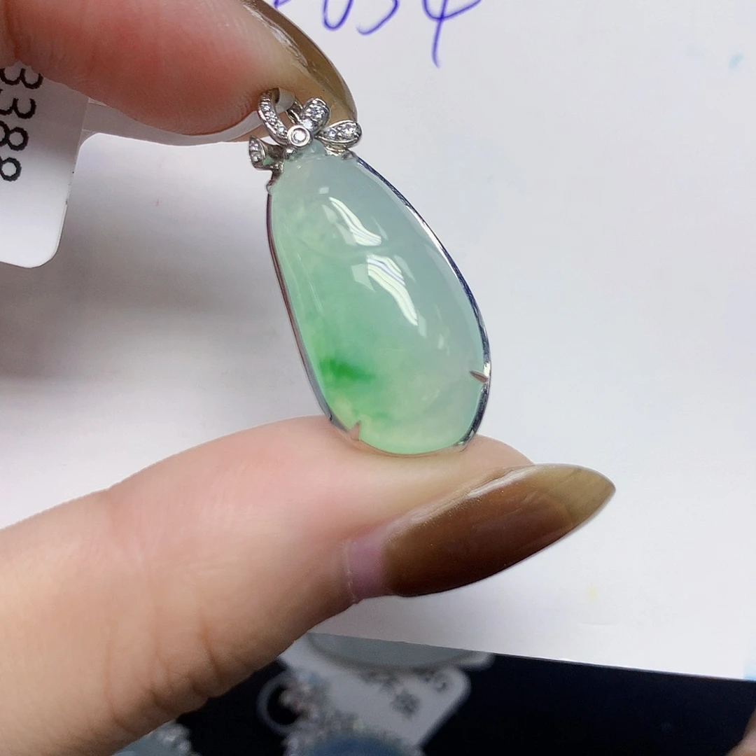 颈饰18K金镶嵌翡翠M****?