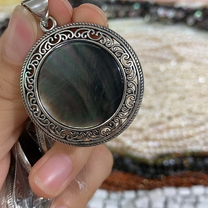 一个黑叠贝吊坠大号