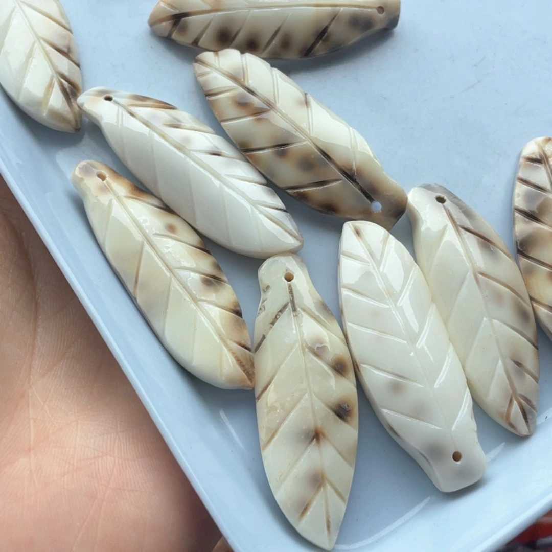 玛瑙/玉髓合金珠宝半成品四个装虎斑贝树叶雕刻吊坠