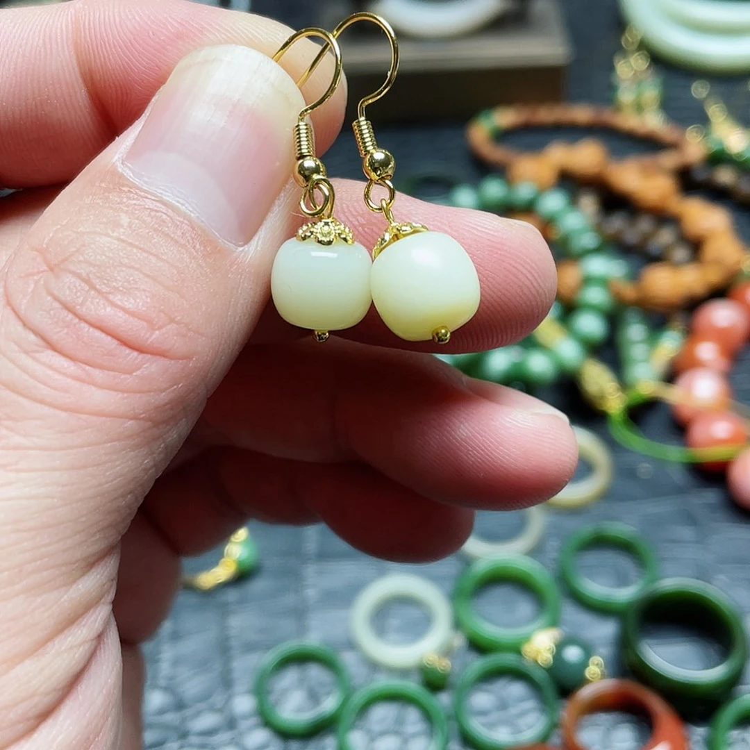 未镶嵌手链和田玉耳饰