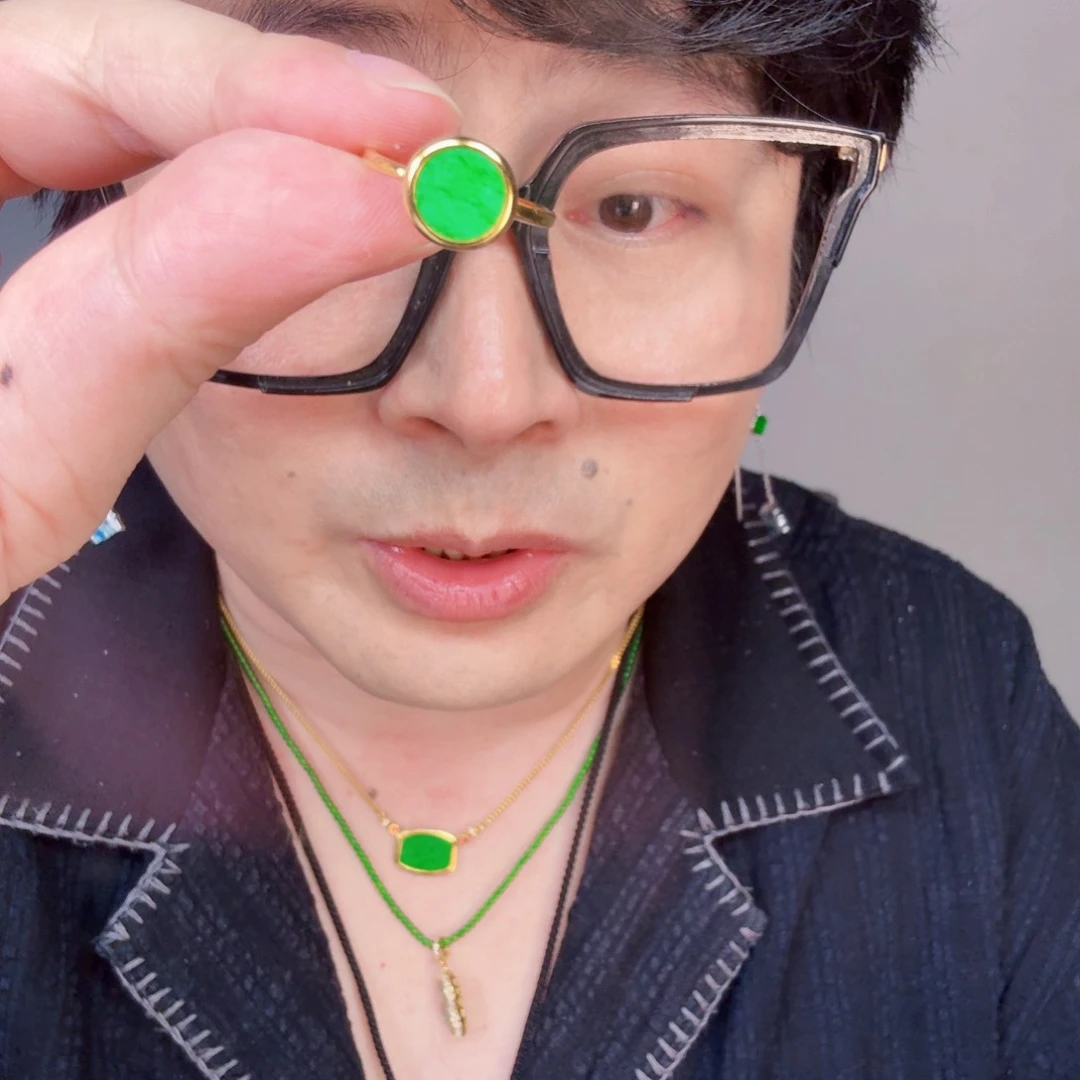 翡翠未镶嵌颈饰一件