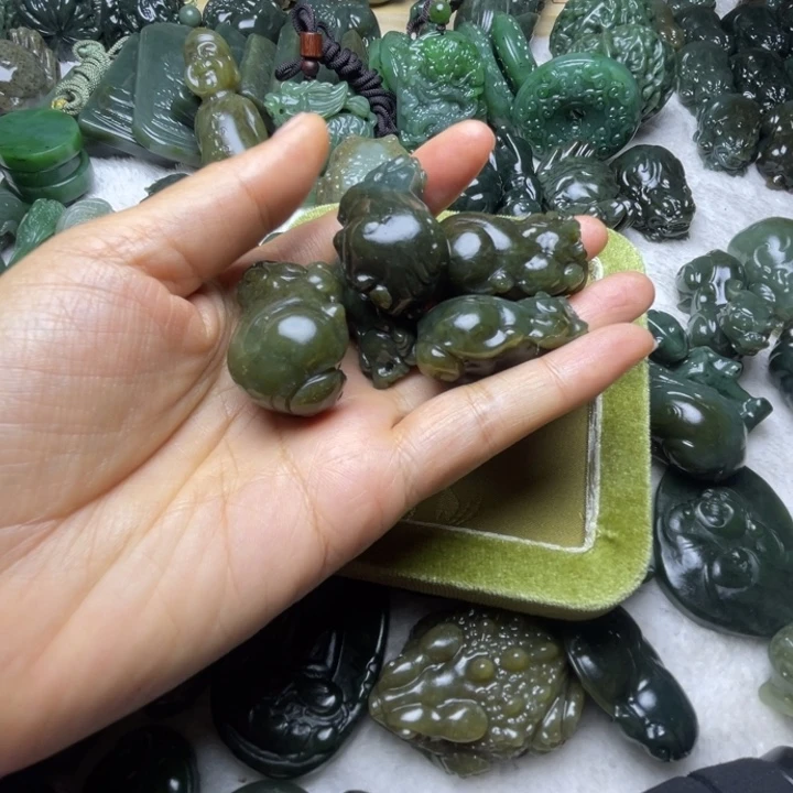 K***个和田玉未镶嵌颈饰