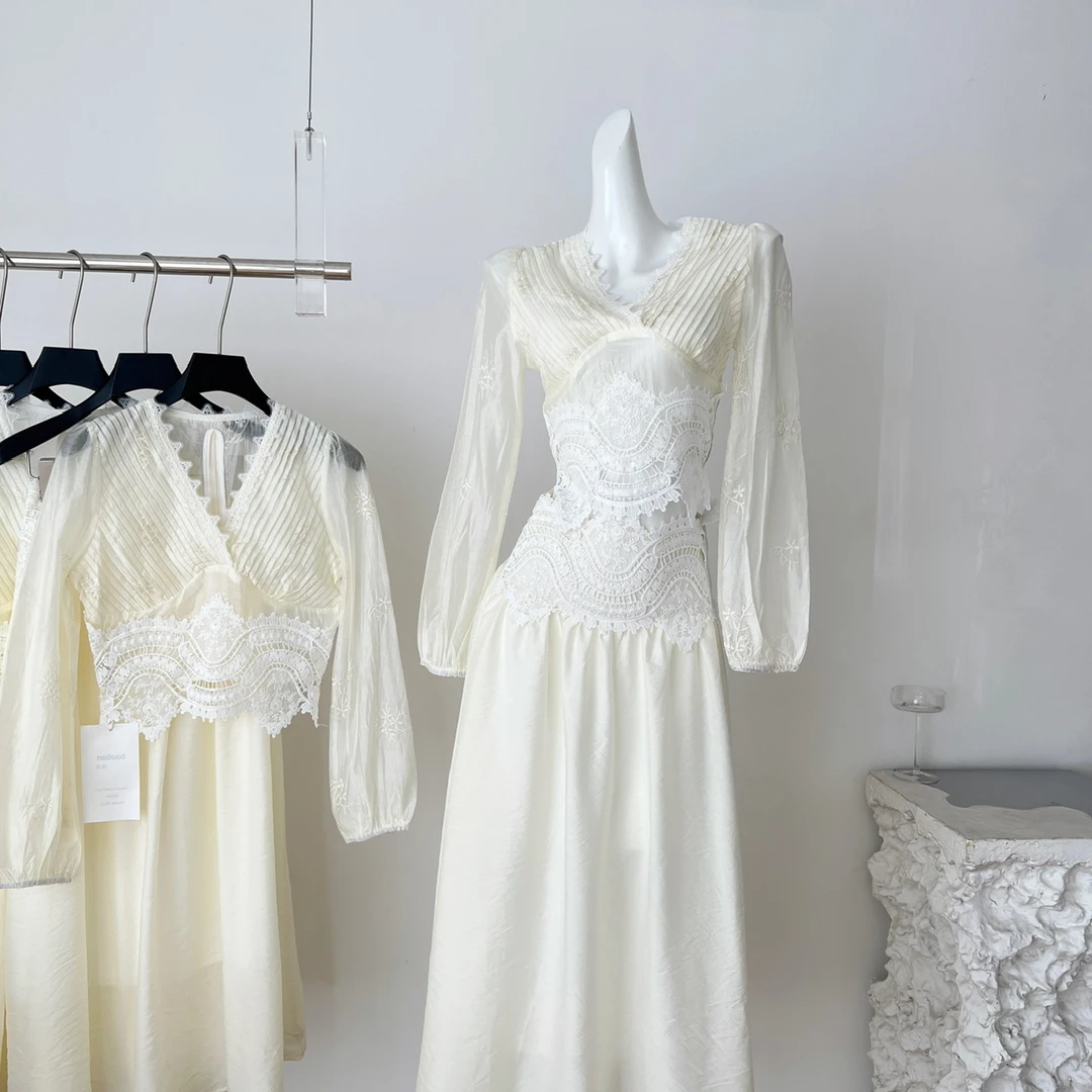 陈佳楠8/13romantic白月光南法lady风 重工V领花边小衫/半裙温柔