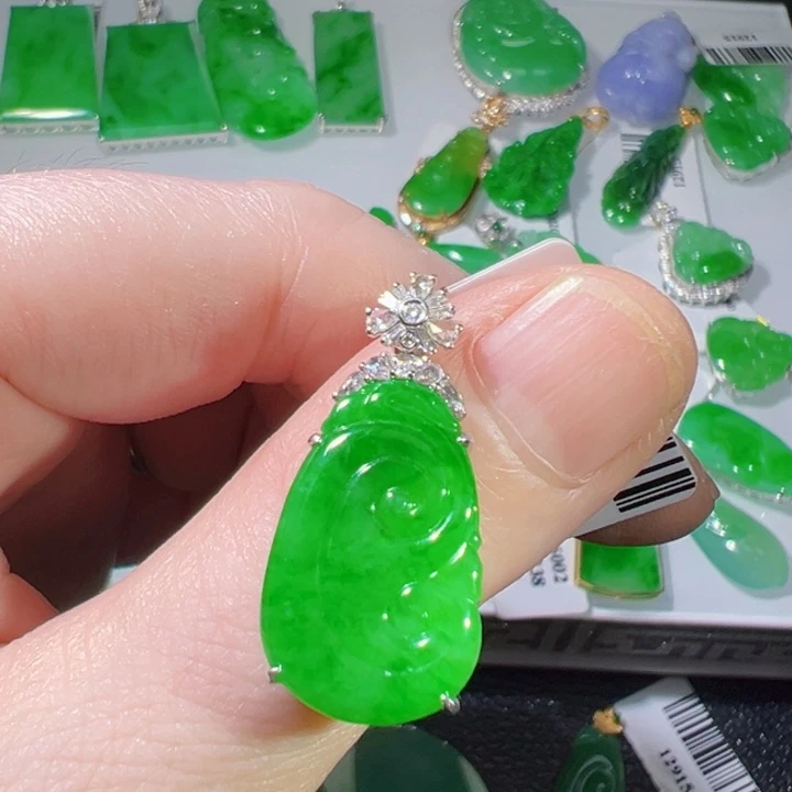 颈饰18K金镶嵌翡翠