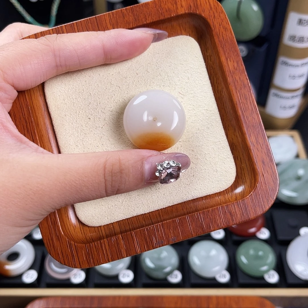 颈饰未镶嵌石英质玉佳*?