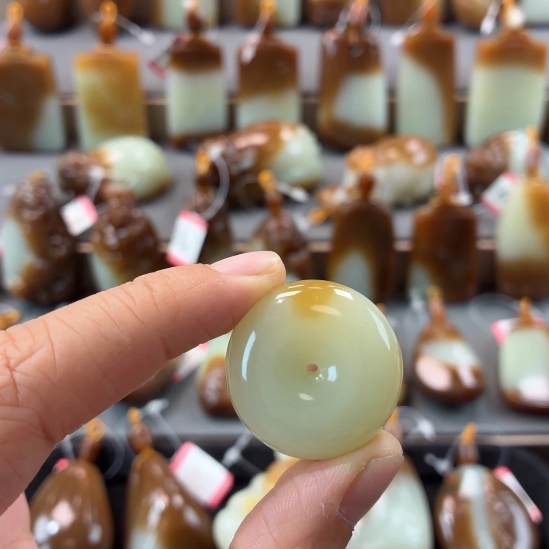 仁***朵和田玉未镶嵌颈饰