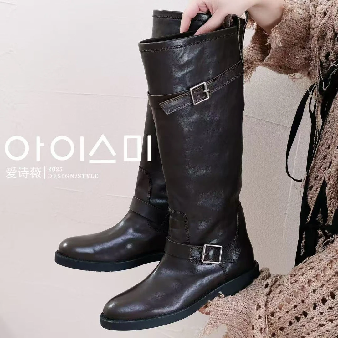 爱诗薇女靴2025秋季新款复古骑士靴皮带扣显瘦增高时髦百搭长筒靴