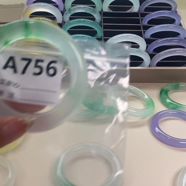 一***子玉冰透底756手镯飘花